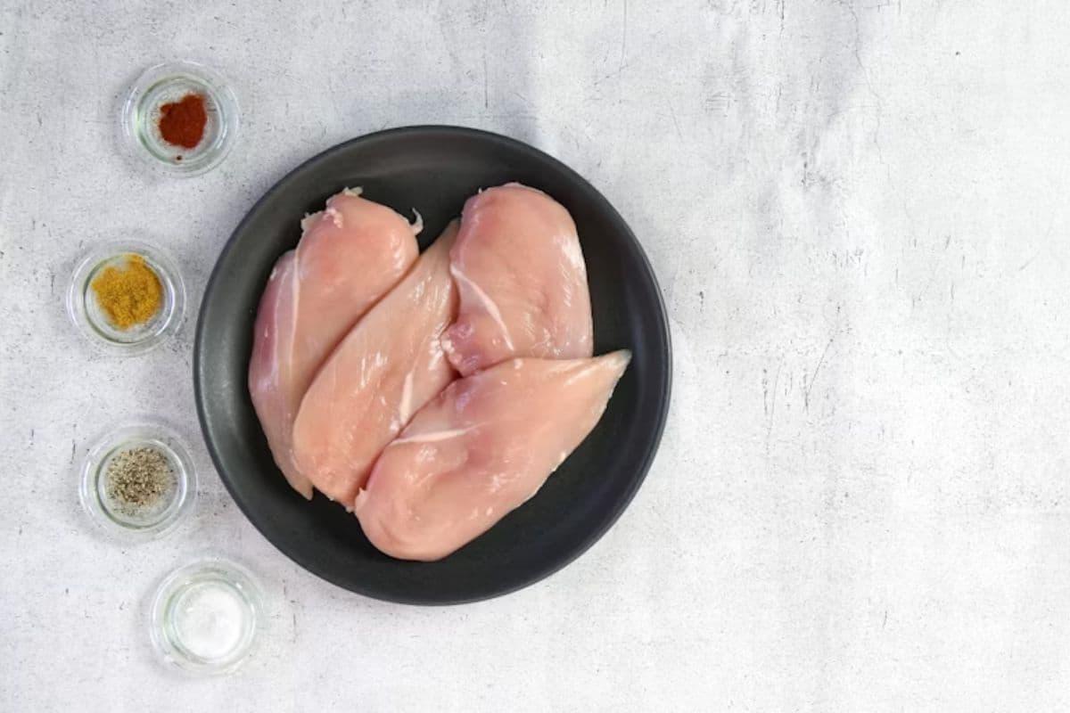 7 Manfaat Dada Ayam untuk Tubuh dan Kesehatan Kulit Pria