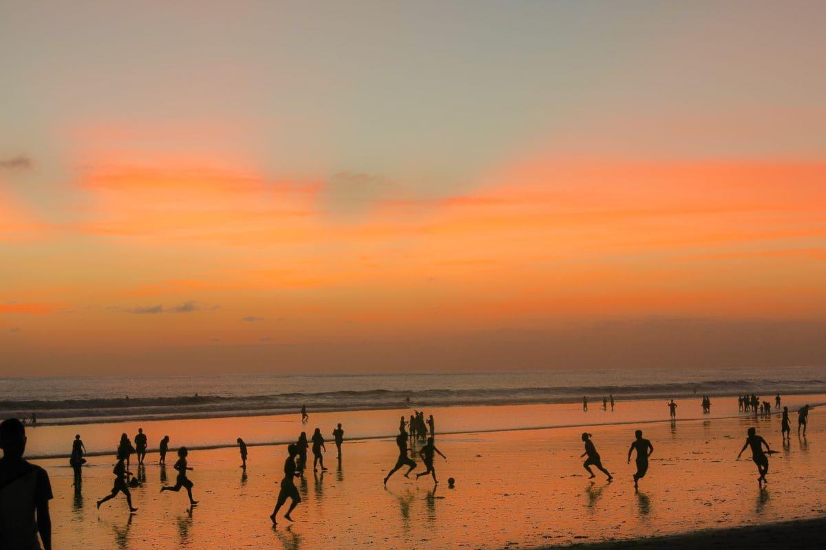 7 Pantai Terindah di Indonesia yang Wajib Lo Kunjungi