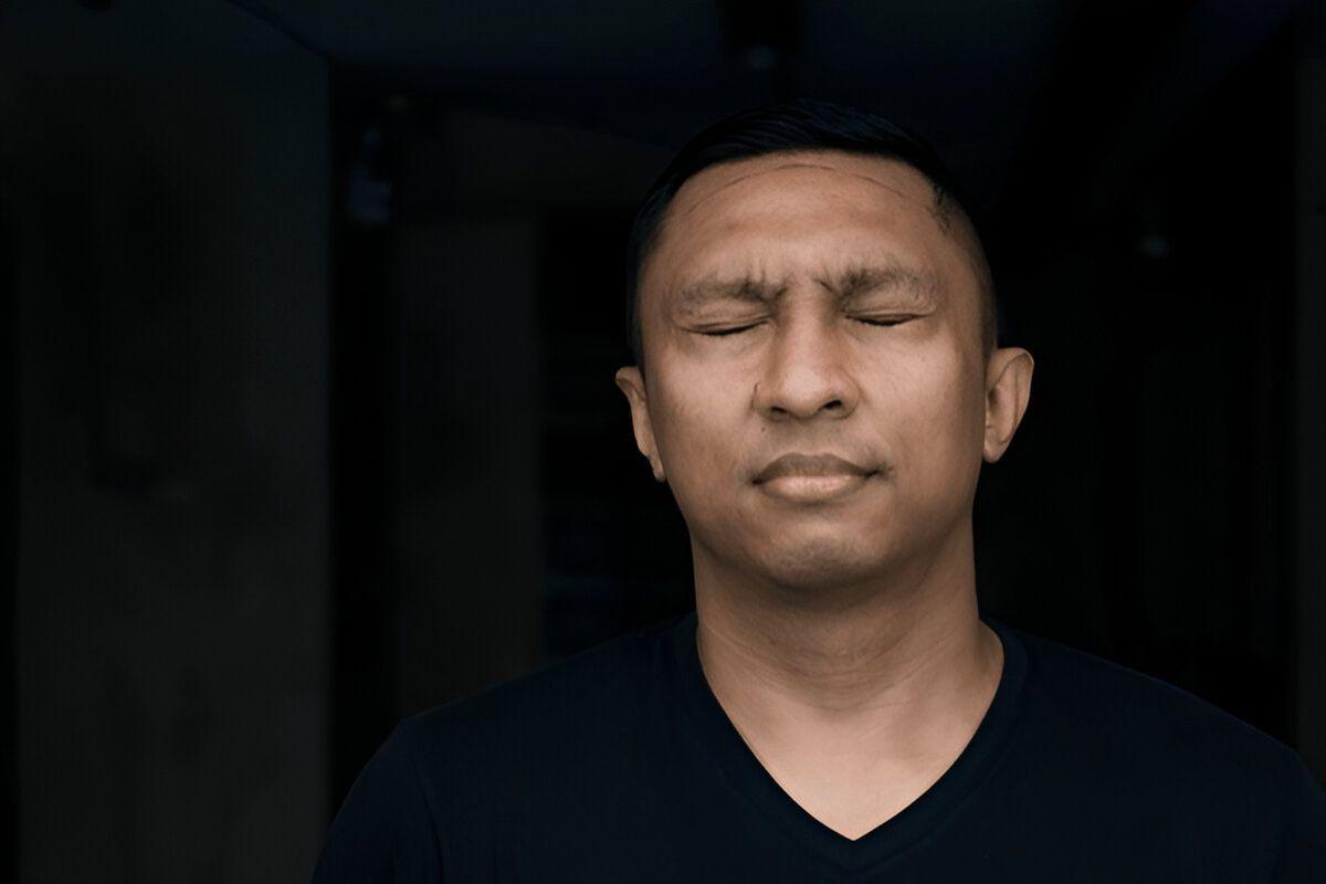 pria dengan ekspresi perih dan sedih karena menggunakan sabun muka yang tidak cocok