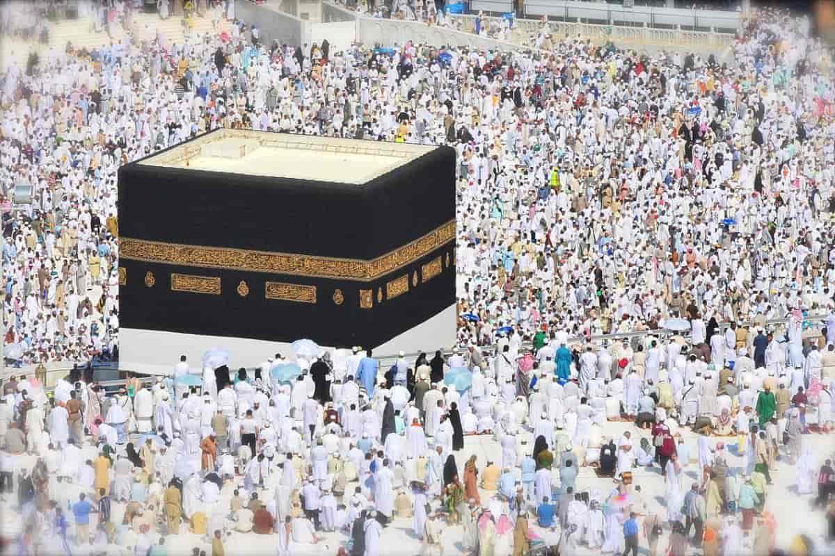 Ka’bah dan orang-orang di sekelilingnya
