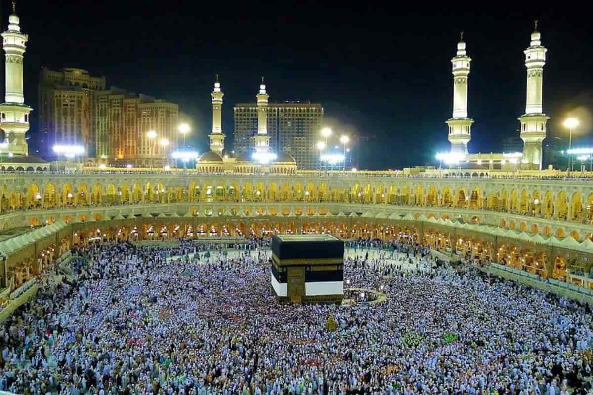 Ka’bah yang dikelilingi umat Muslim
