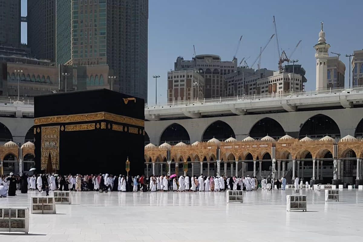 Sekelompok orang di dekat Ka’bah