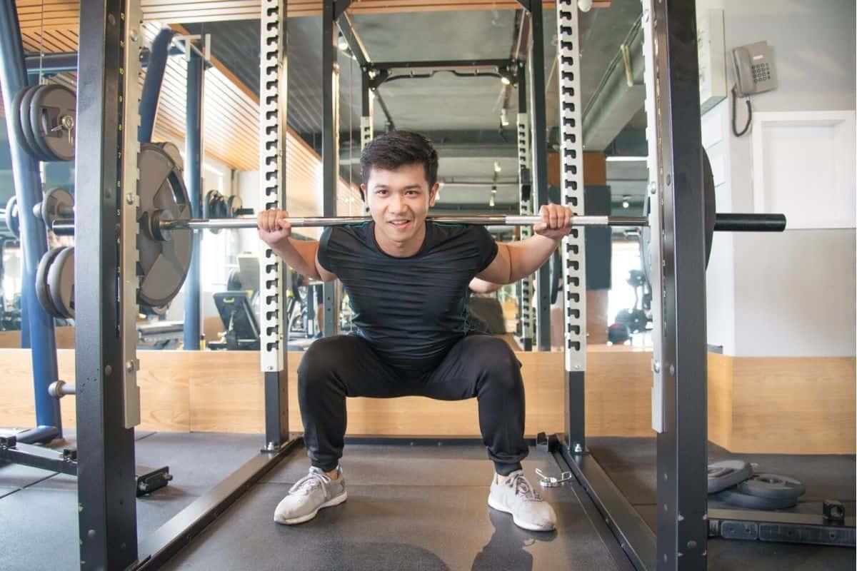 Pria angkat beban di gym