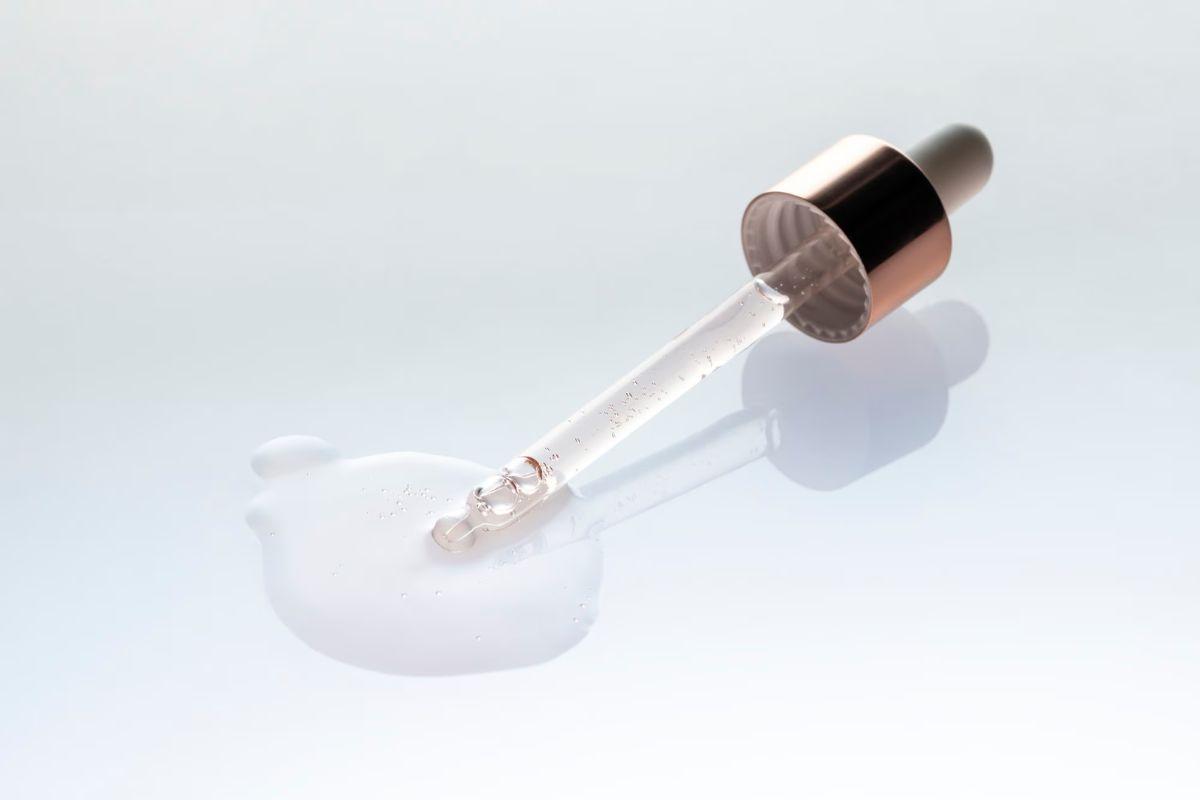 Tetesan cairan dari pipet kosmetik
