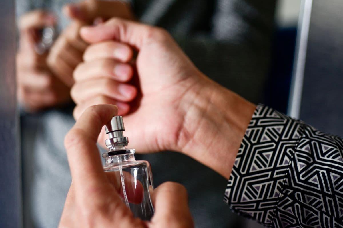 7 Cara Pakai Parfum yang Benar, Rahasia Parfum Awet Seharian!