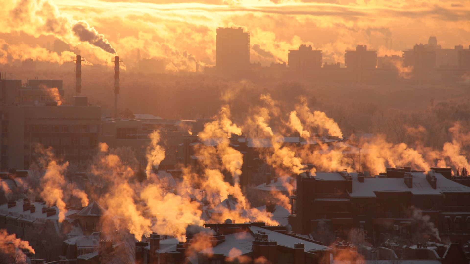 Foto aerial daerah industri dengan gedung-gedung tinggi yang mengeluarkan asap