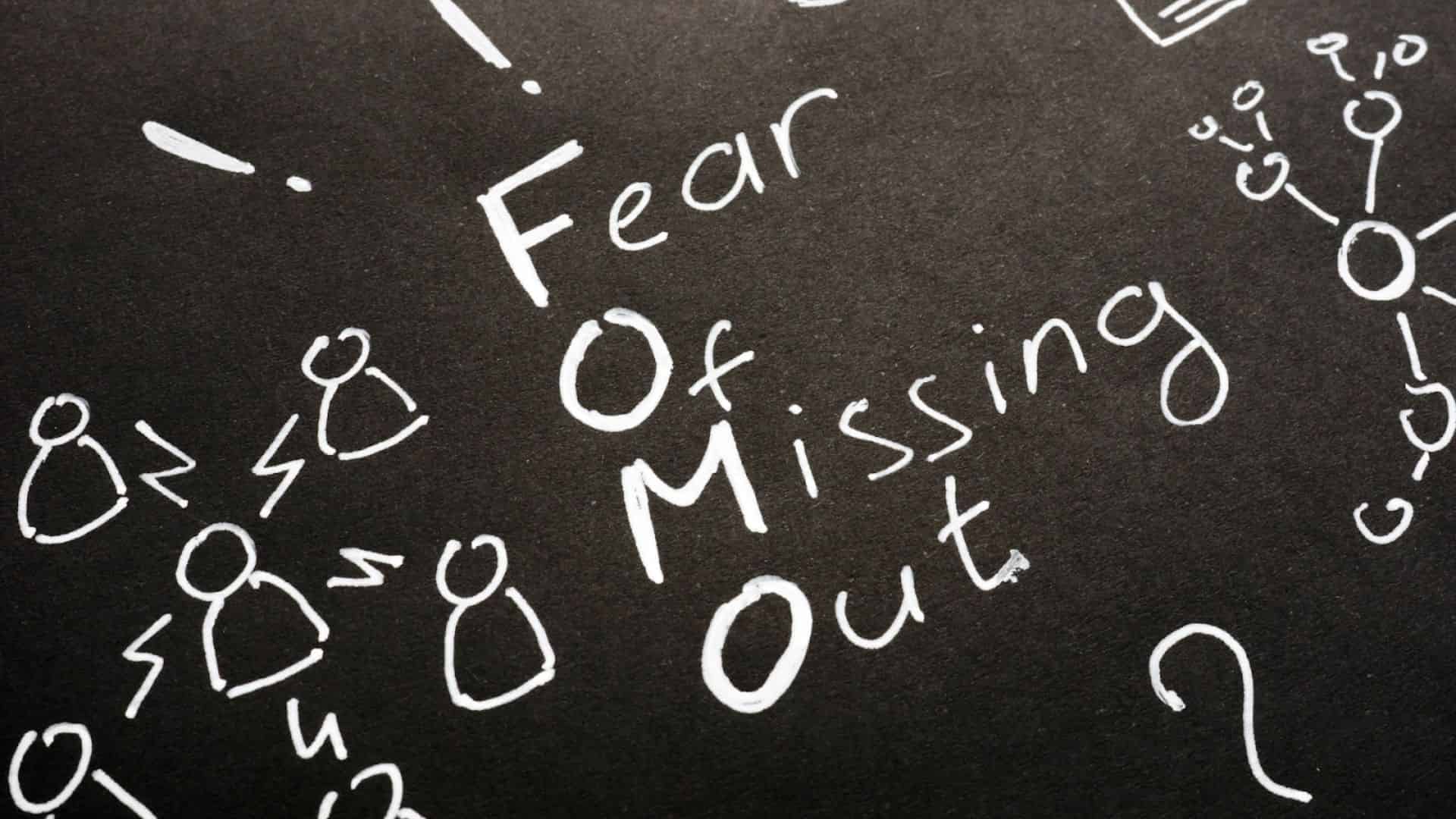 Sebuah tulisan dan gambar dengan style chalkboard bertuliskan Fear of Missing Out