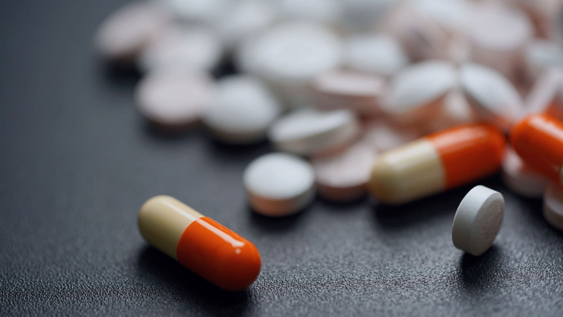 Obat-obatan tablet dan pil berserakan di atas meja
