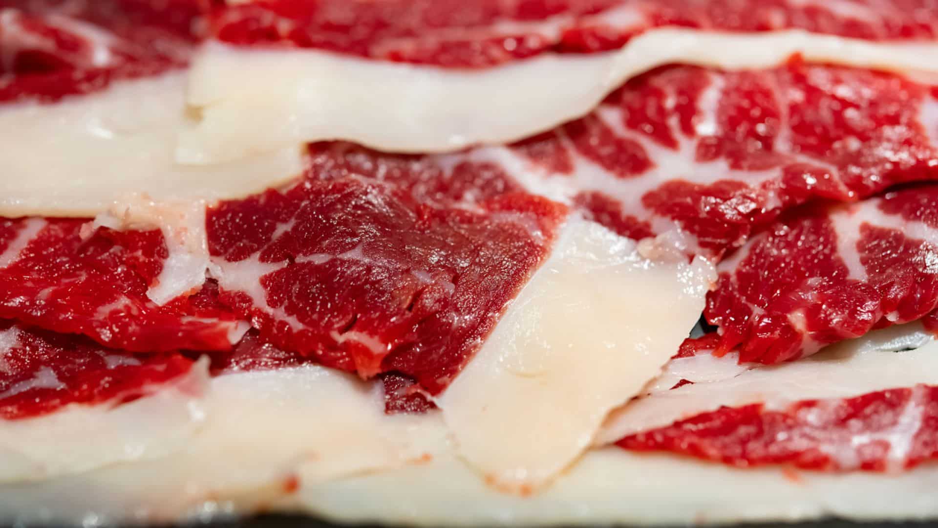 Foto close-up daging slice yang banyak lemak