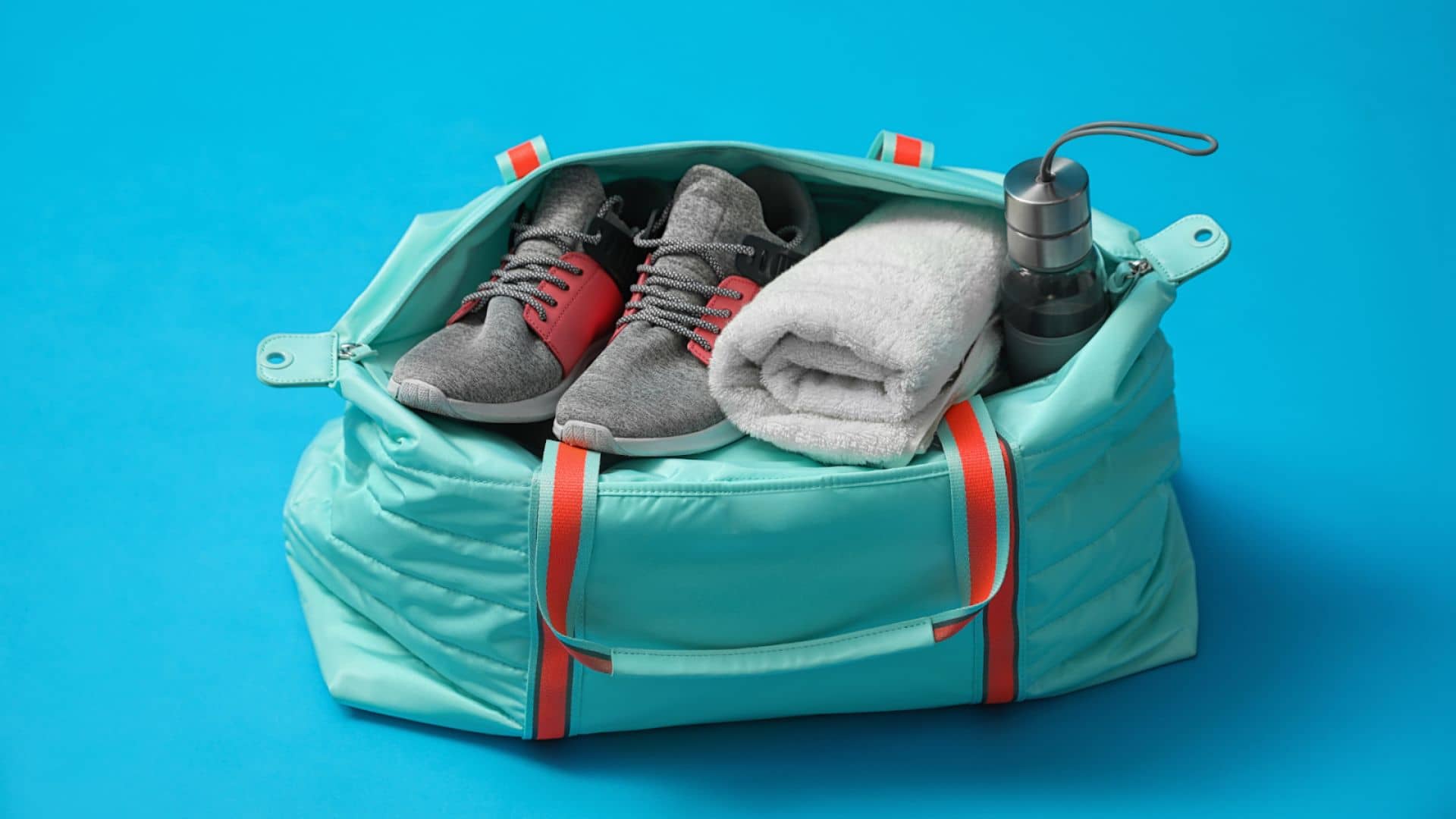 Tas gym berisi sepatu, handuk, dan payung