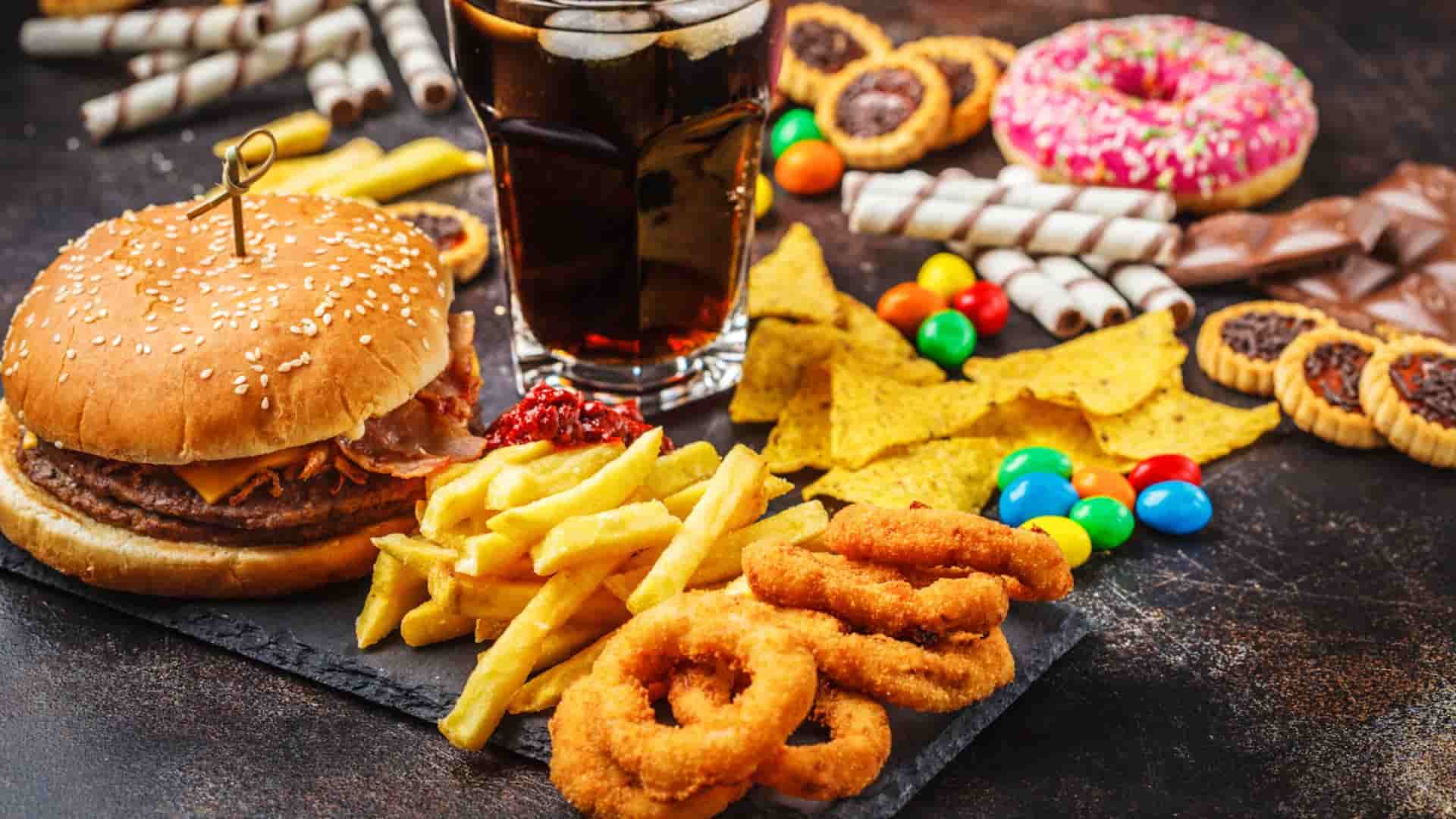 Berbagai junk foods seperti hamburger, french fries, onion ring, donat, dan cola