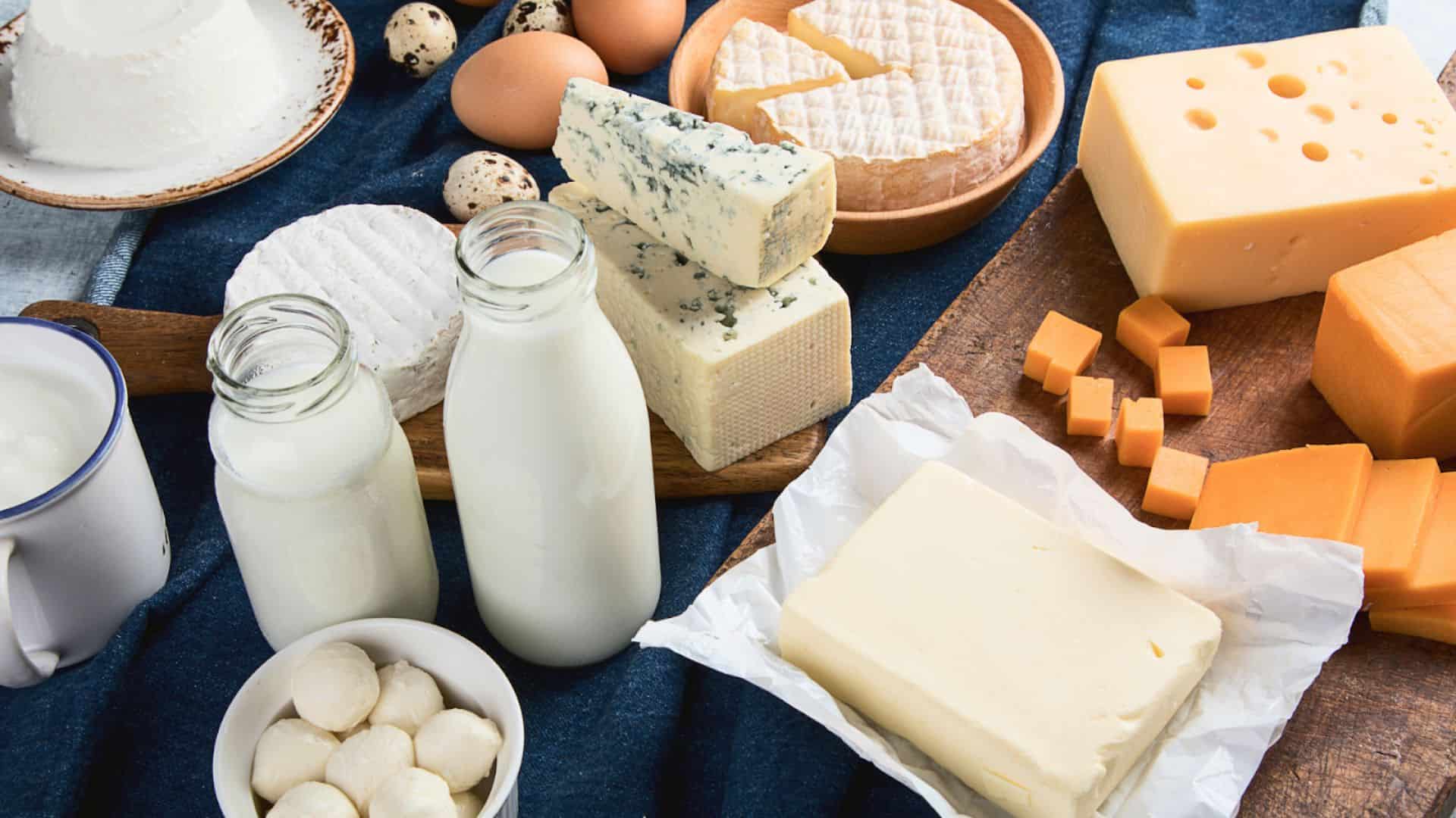 Foto susu dan produk turunannya seperti keju dan mentega