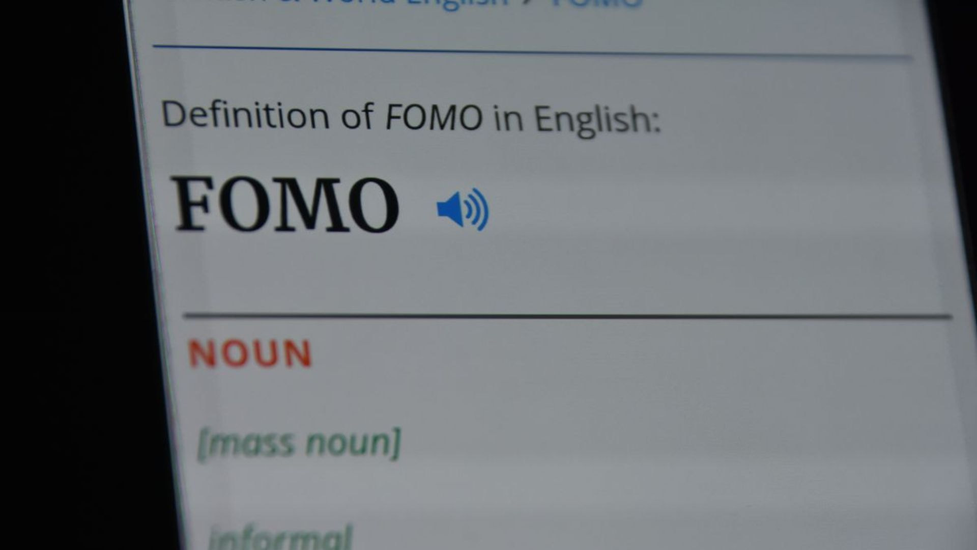 Layar smartphone yang menunjukan istilah FOMO