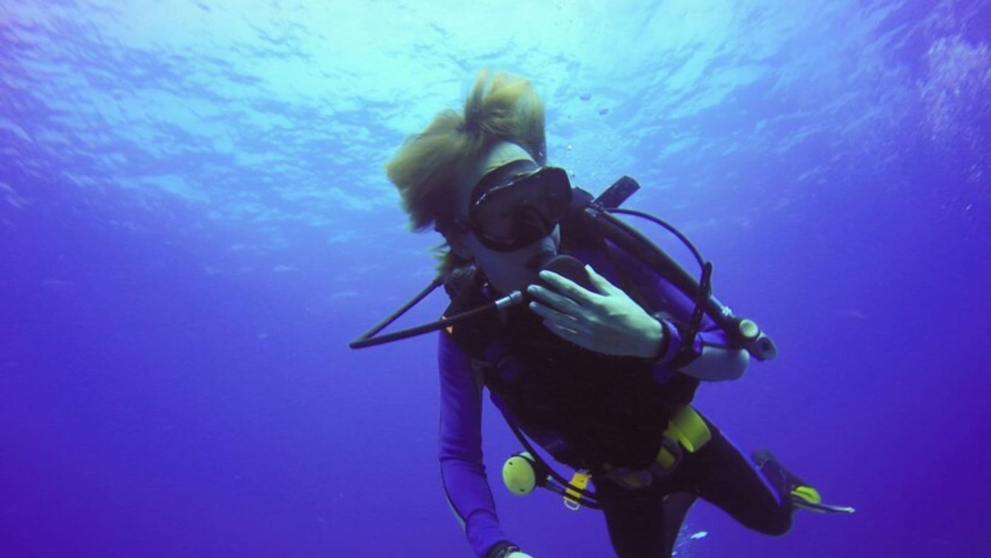 seorang pria yang sedang melakukan diving