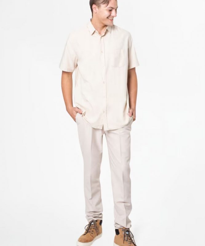 Pria memakai kemeja katun berwarna cream untuk outfit Lebaran.
