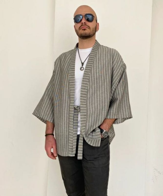 Seorang pria mengenakan outer kimono untuk outfit Lebaran.